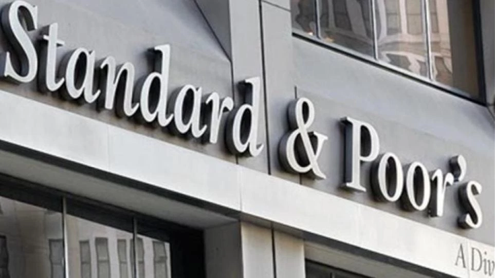 Αναβαθμίζει τις προοπτικές της ελληνικής οικονομίας ο οίκος Standards & Poor’s σε «Β+»